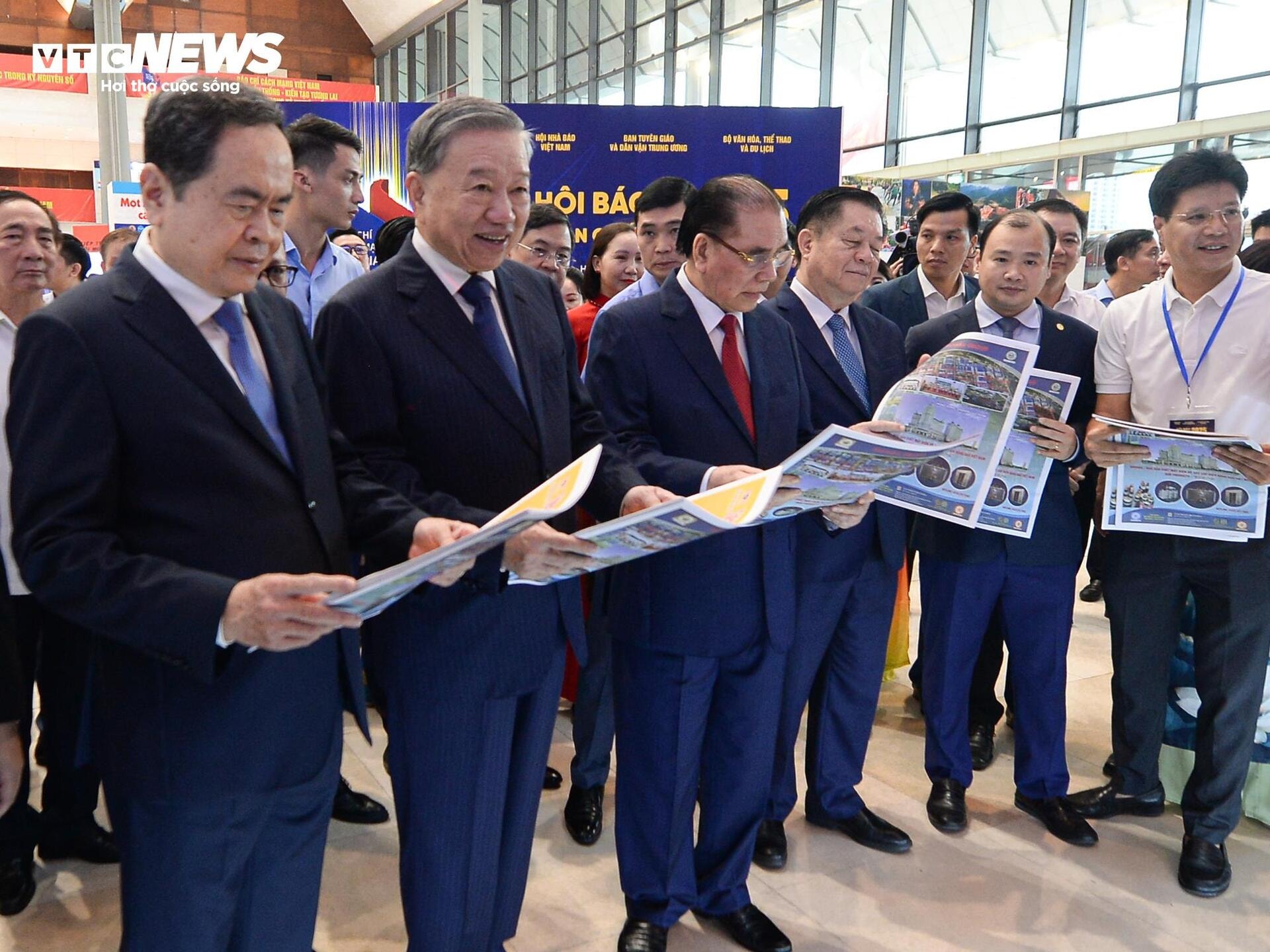 Tổng Bí thư, Thủ tướng, Chủ tịch Quốc hội tham quan Hội Báo toàn quốc 2025 - 11