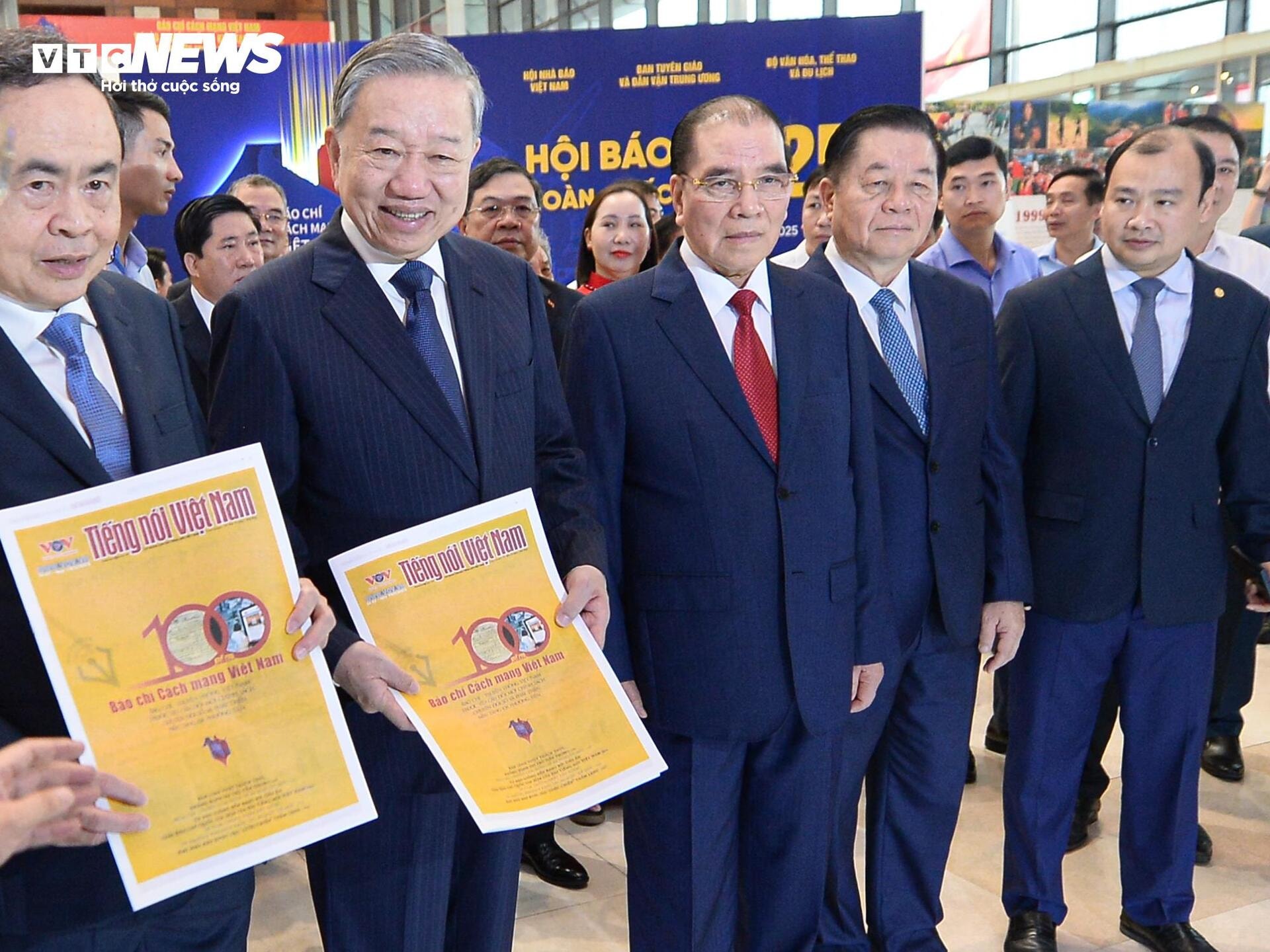 Tổng Bí thư, Thủ tướng, Chủ tịch Quốc hội tham quan Hội Báo toàn quốc 2025 - 10