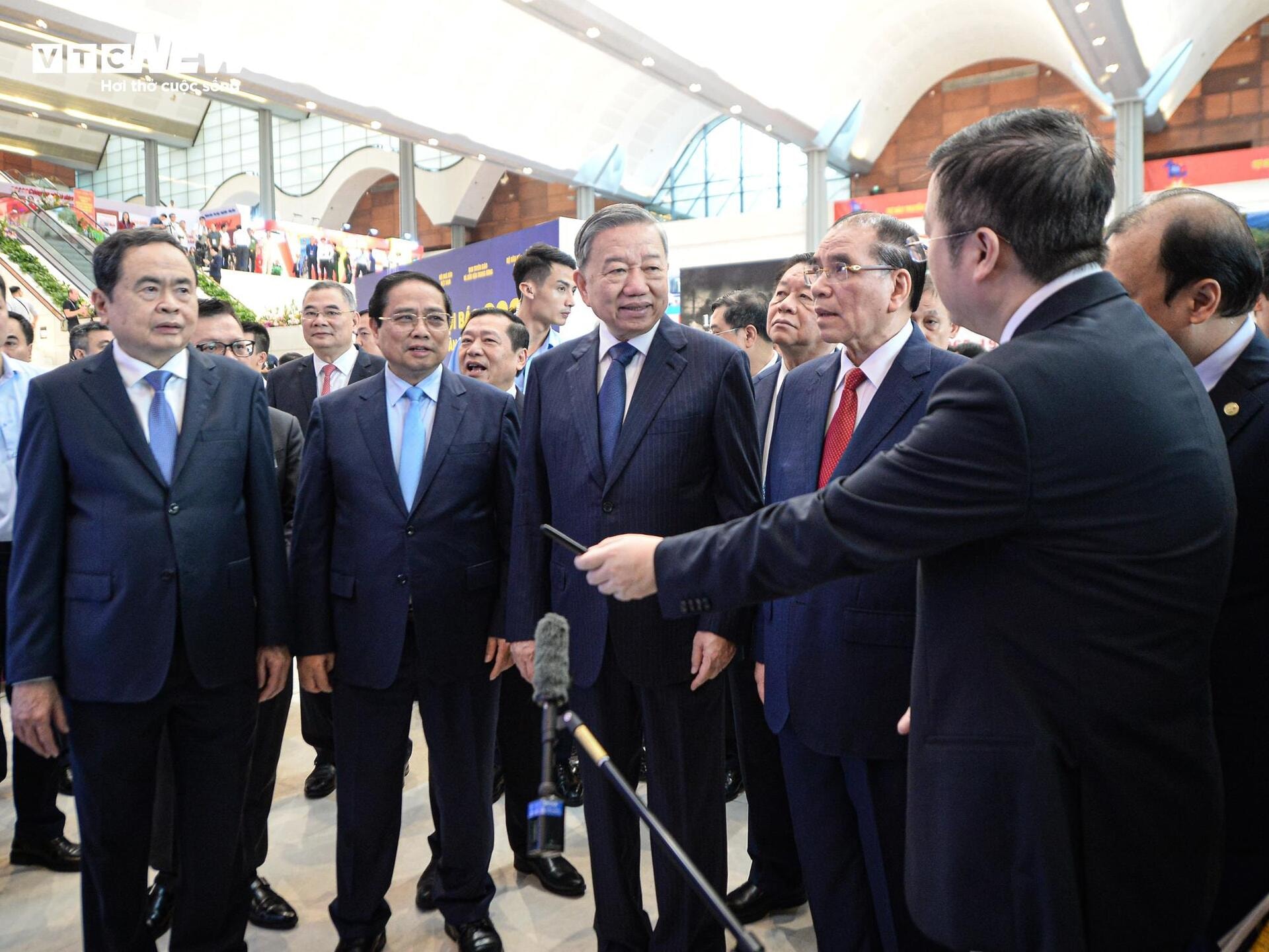 Tổng Bí thư, Thủ tướng, Chủ tịch Quốc hội tham quan Hội Báo toàn quốc 2025 - 12