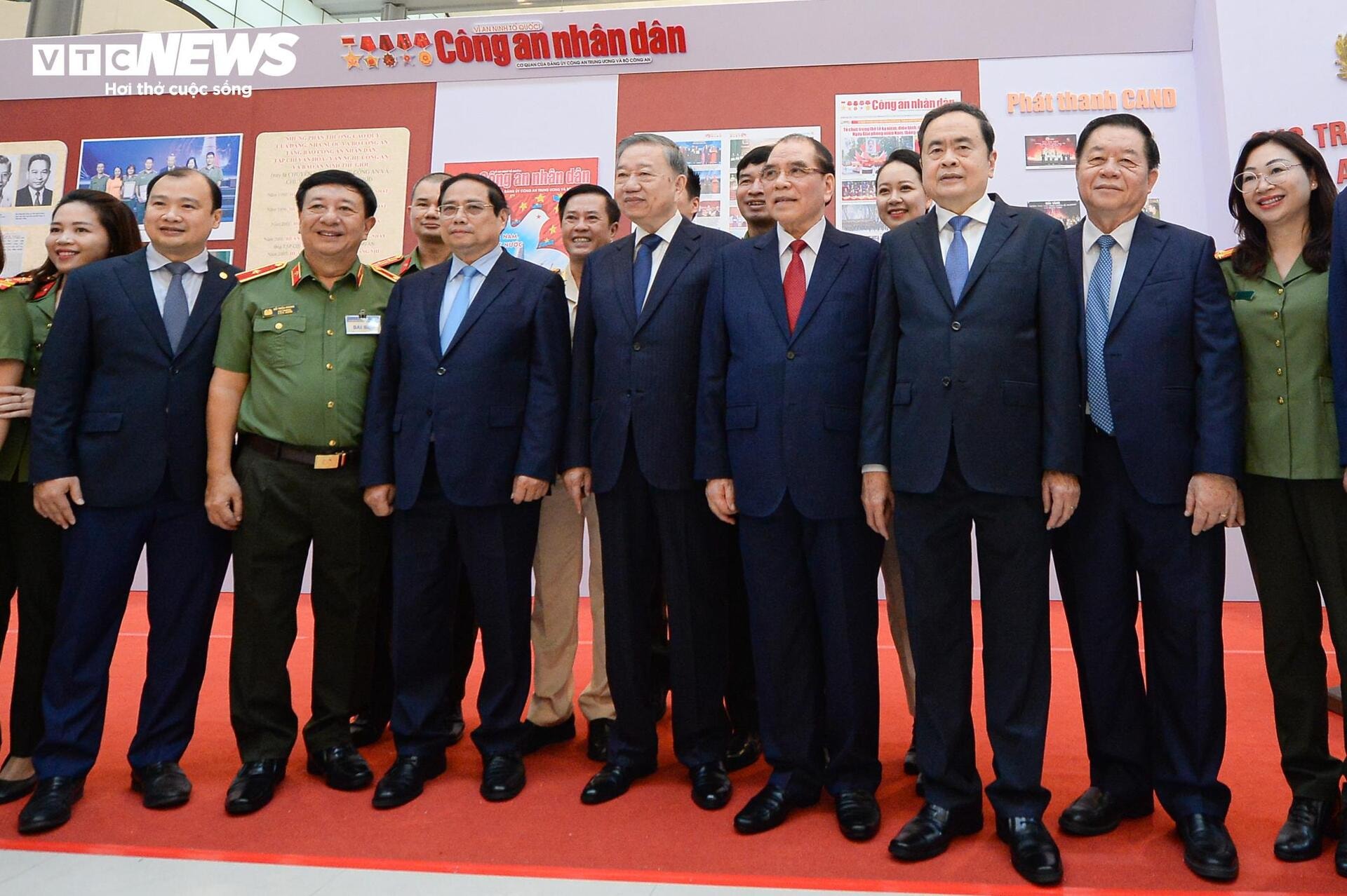 Tổng Bí thư, Thủ tướng, Chủ tịch Quốc hội tham quan Hội Báo toàn quốc 2025 - 13