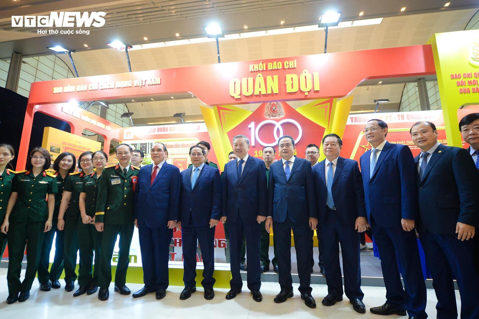 Tổng Bí thư, Thủ tướng, Chủ tịch Quốc hội tham quan Hội Báo toàn quốc 2025 - 14