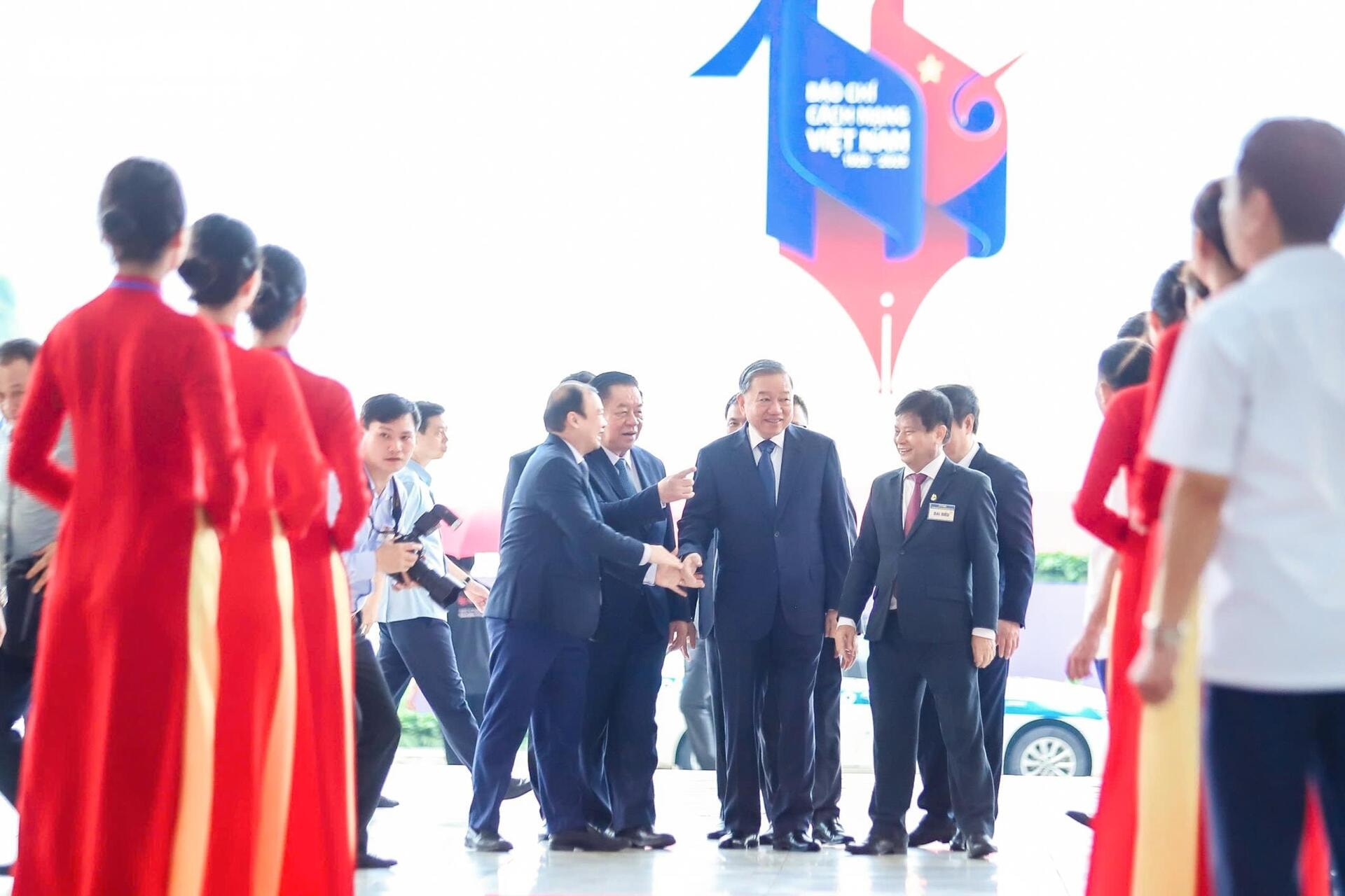 Tổng Bí thư, Thủ tướng, Chủ tịch Quốc hội tham quan Hội Báo toàn quốc 2025 - 1