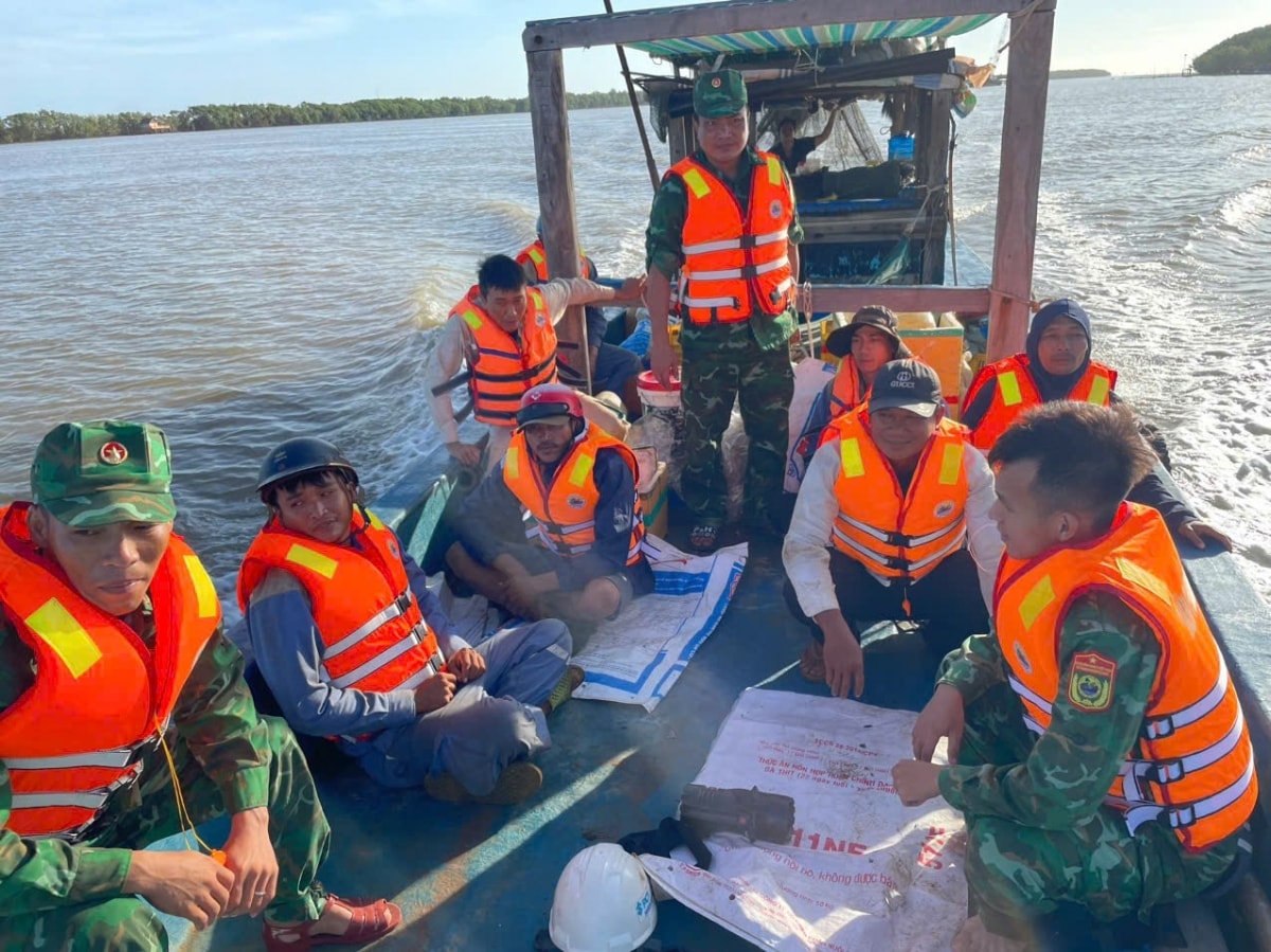 biên phòng sóc trăng cứu thành công 7 công nhân gặp nạn trên biển vào bờ an toàn hình ảnh 1 bien phong soc trang cuu thanh cong 7 cong nhan gap nan tren bien vao bo an toan hinh anh 1
