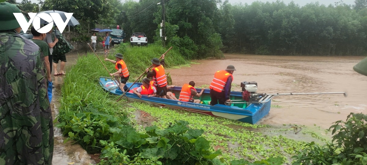 mua lu, ngap lut phai di doi hang tram nguoi dan trong dem hinh anh 1