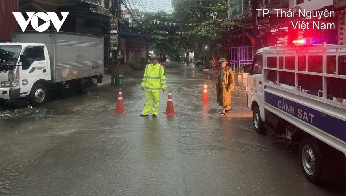 mua lu, ngap lut phai di doi hang tram nguoi dan trong dem hinh anh 2