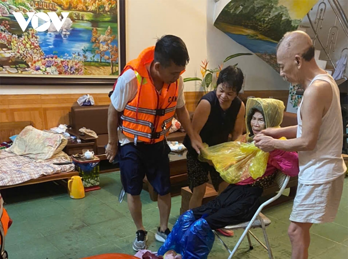 mua lu, ngap lut phai di doi hang tram nguoi dan trong dem hinh anh 3