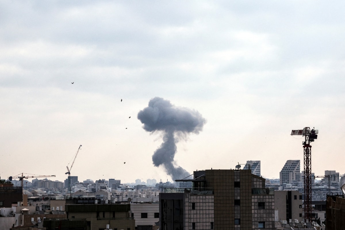 iran phóng tên lửa dữ dội vào israel, houthi tuyên bố sẵn sàng tấn công tàu mỹ hình ảnh 1 iran phong ten lua du doi vao israel, houthi tuyen bo san sang tan cong tau my hinh anh 1
