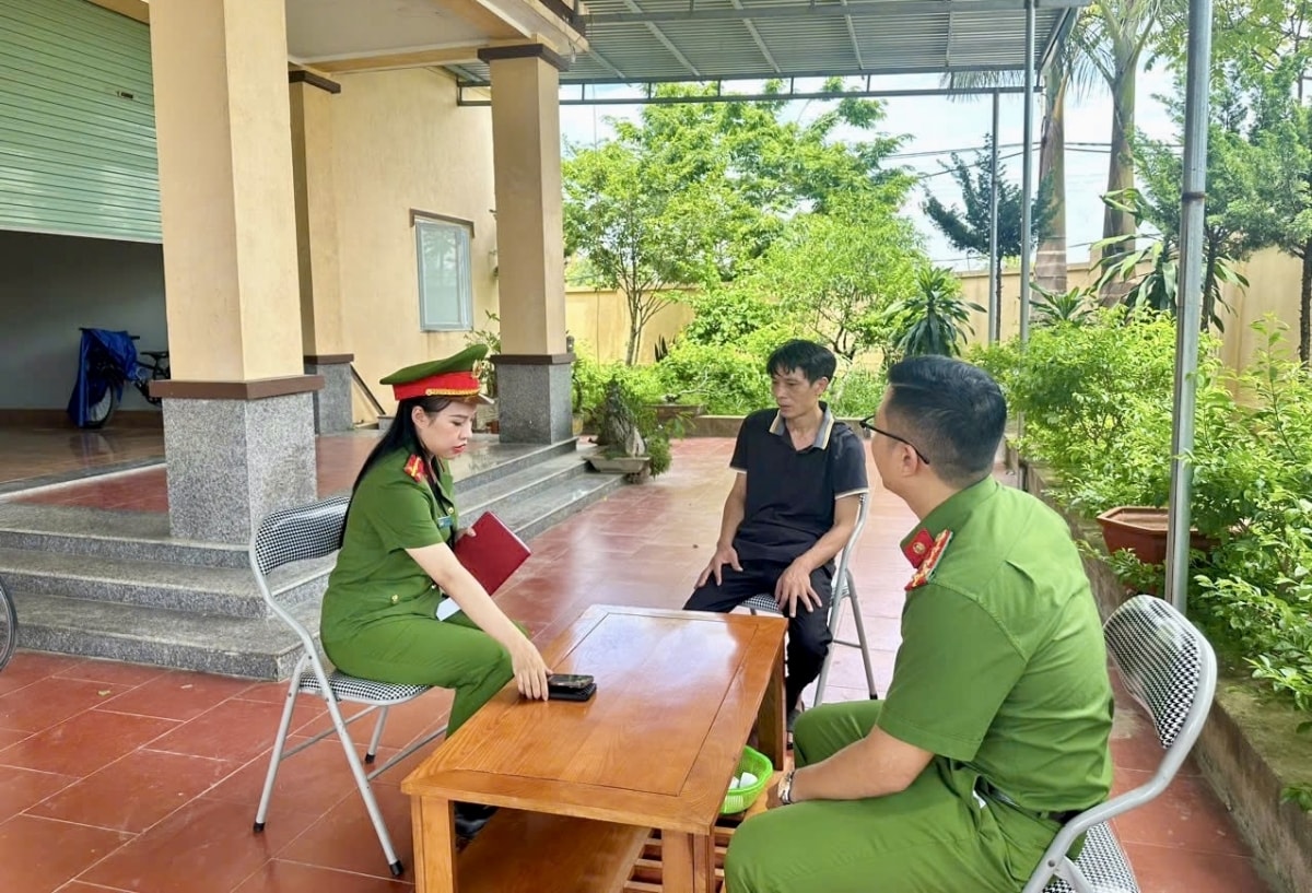 công an thanh hóa xác minh nguồn gốc hàng nghìn chai nước mắm bị vứt bỏ bên đường hình ảnh 1 cong an thanh hoa xac minh nguon goc hang nghin chai nuoc mam bi vut bo ben duong hinh anh 1