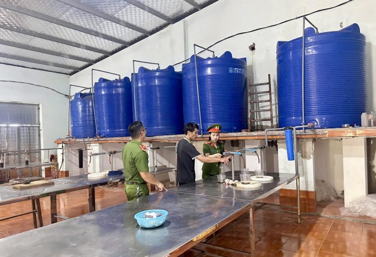 công an thanh hóa xác minh nguồn gốc hàng nghìn chai nước mắm bị vứt bỏ bên đường hình ảnh 3 cong an thanh hoa xac minh nguon goc hang nghin chai nuoc mam bi vut bo ben duong hinh anh 3