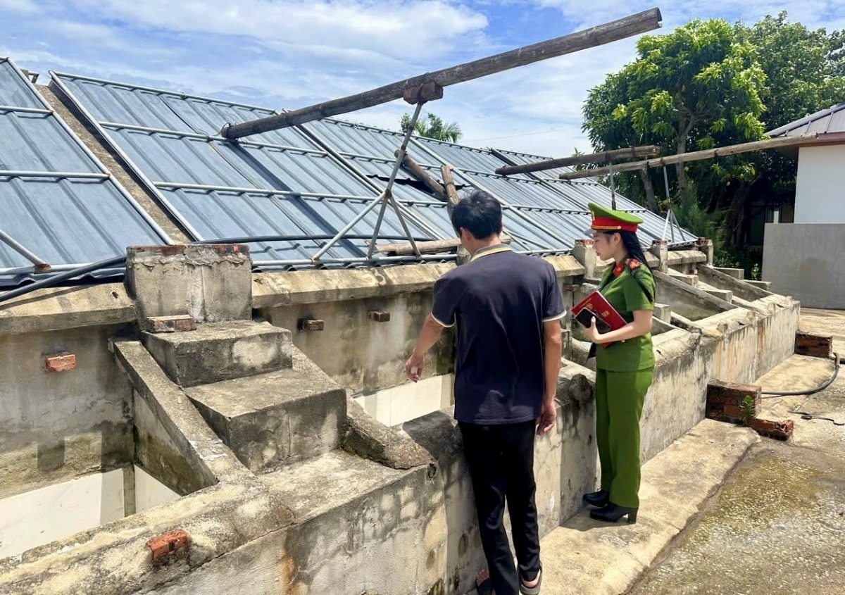công an thanh hóa xác minh nguồn gốc hàng nghìn chai nước mắm bị vứt bỏ bên đường hình ảnh 2 cong an thanh hoa xac minh nguon goc hang nghin chai nuoc mam bi vut bo ben duong hinh anh 2