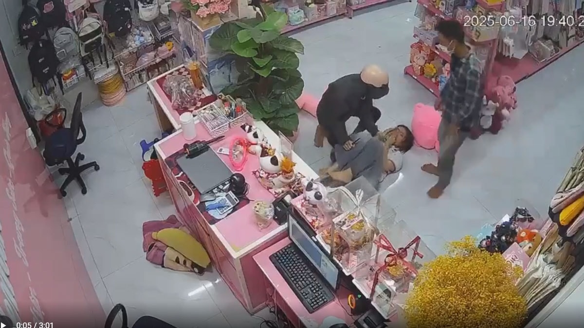 bắt giữ 2 thanh niên dùng dao khống chế, cướp ở cửa hàng quà tặng ở bình phước hình ảnh 1 bat giu 2 thanh nien dung dao khong che, cuop o cua hang qua tang o binh phuoc hinh anh 1