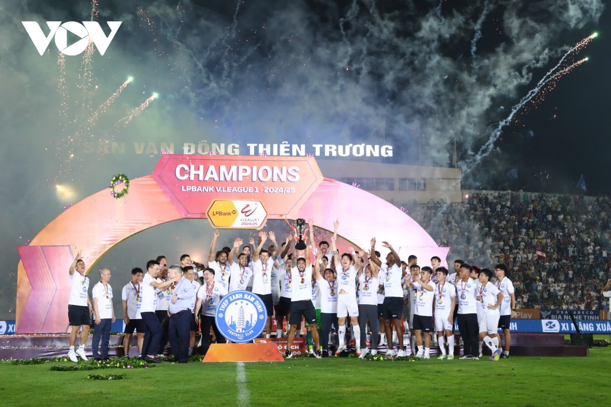 bung no cam xuc khoanh khac clb nam Dinh nang cup vo dich v-league 2024 2025 hinh anh 2