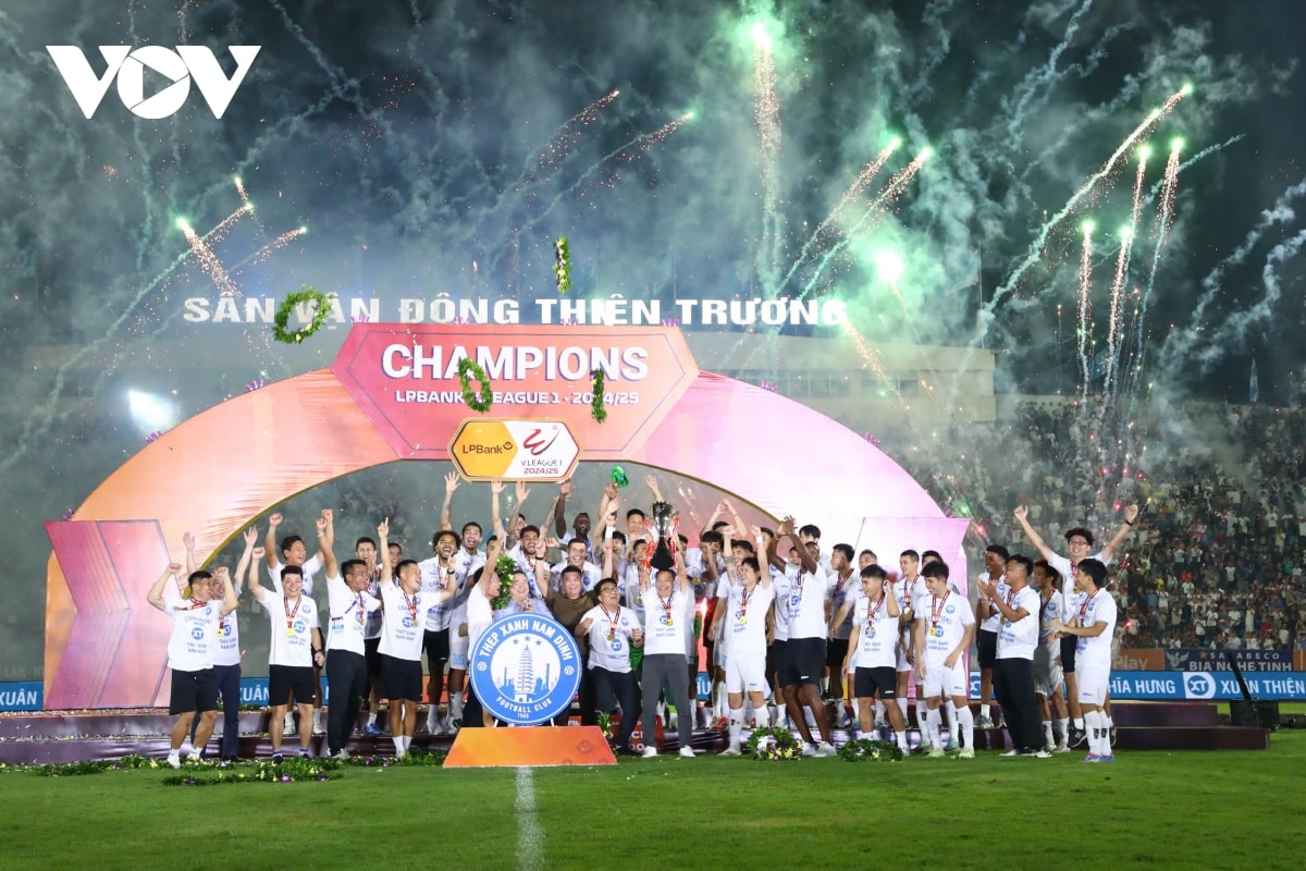 bung no cam xuc khoanh khac clb nam Dinh nang cup vo dich v-league 2024 2025 hinh anh 3