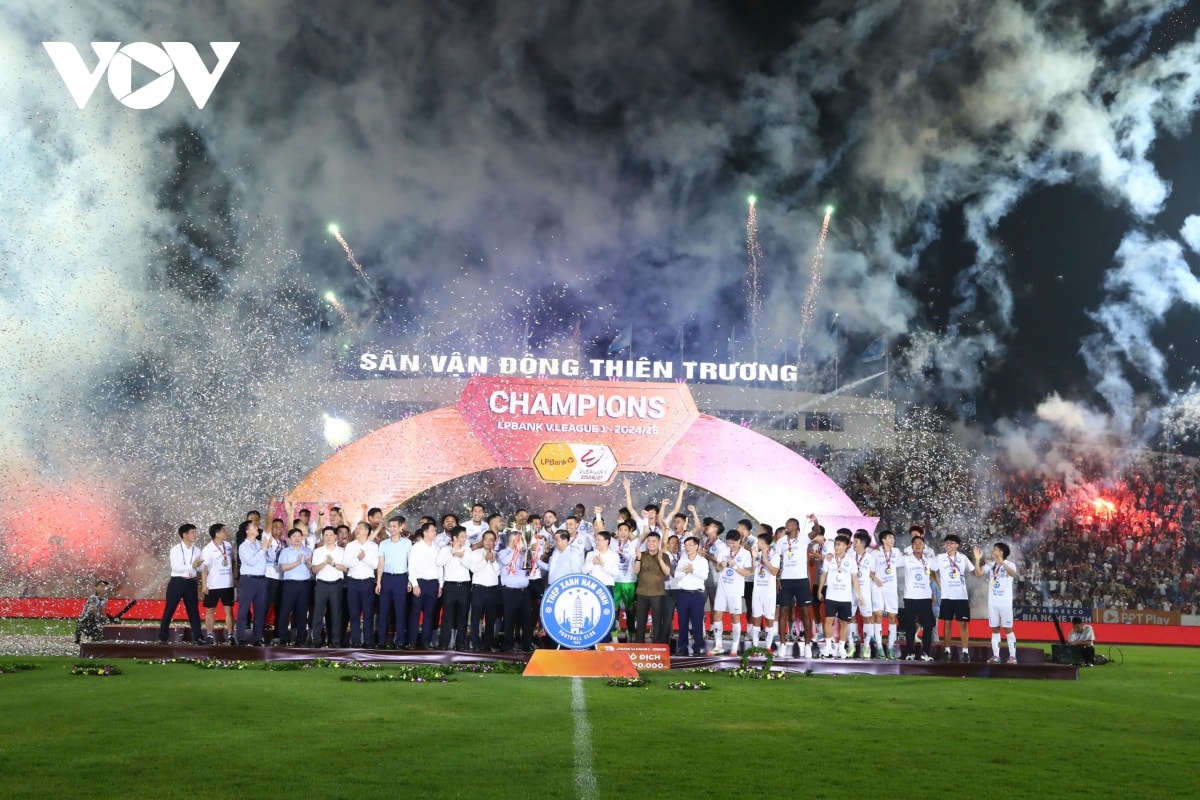 bung no cam xuc khoanh khac clb nam Dinh nang cup vo dich v-league 2024 2025 hinh anh 5