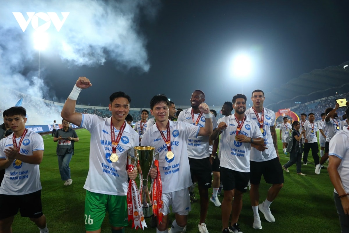 bung no cam xuc khoanh khac clb nam Dinh nang cup vo dich v-league 2024 2025 hinh anh 6