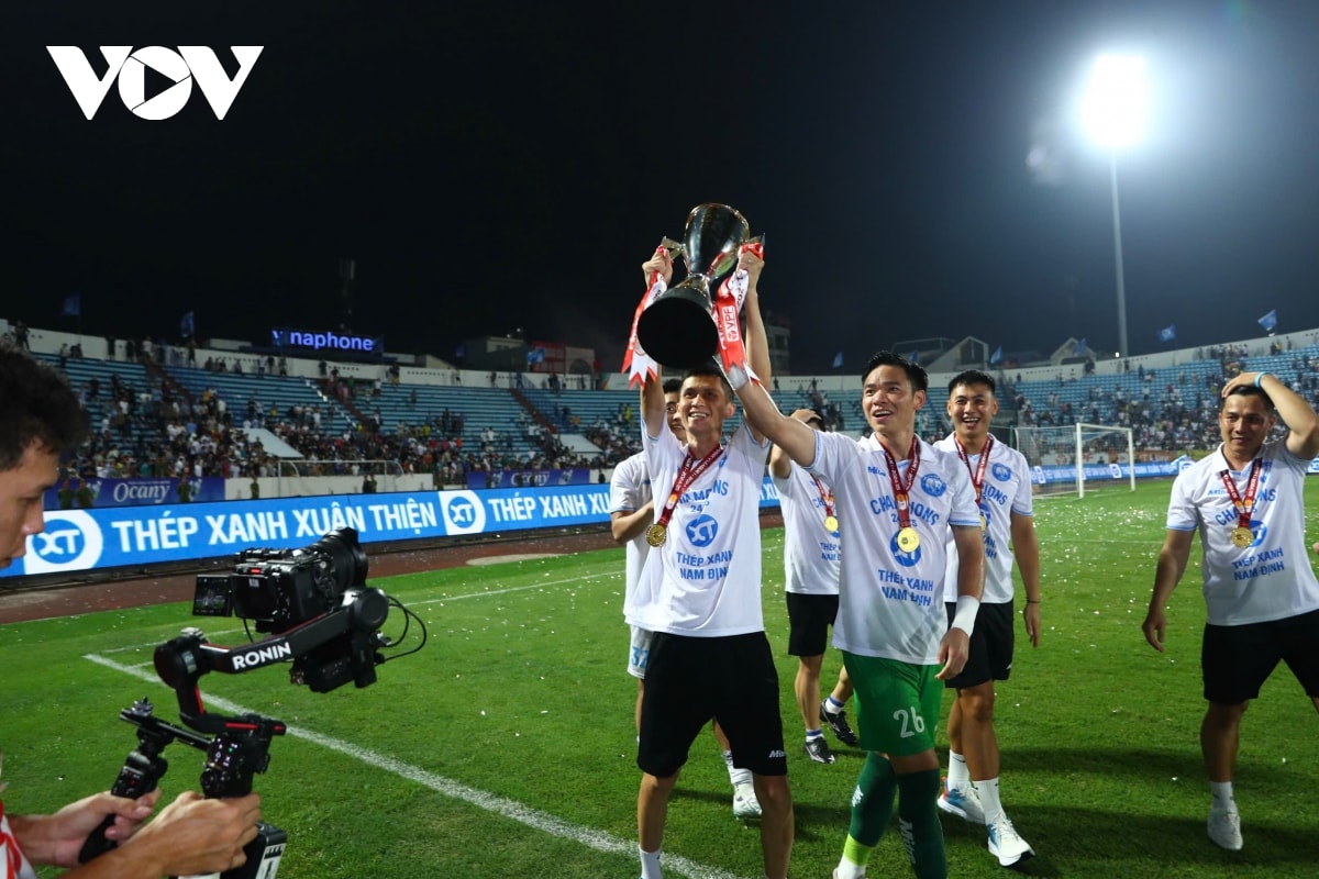 bung no cam xuc khoanh khac clb nam Dinh nang cup vo dich v-league 2024 2025 hinh anh 7