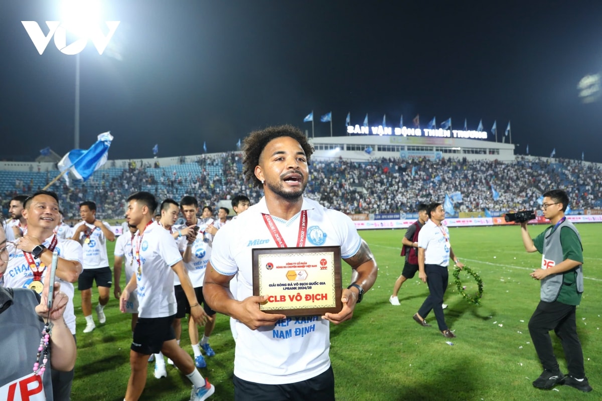 bung no cam xuc khoanh khac clb nam Dinh nang cup vo dich v-league 2024 2025 hinh anh 11