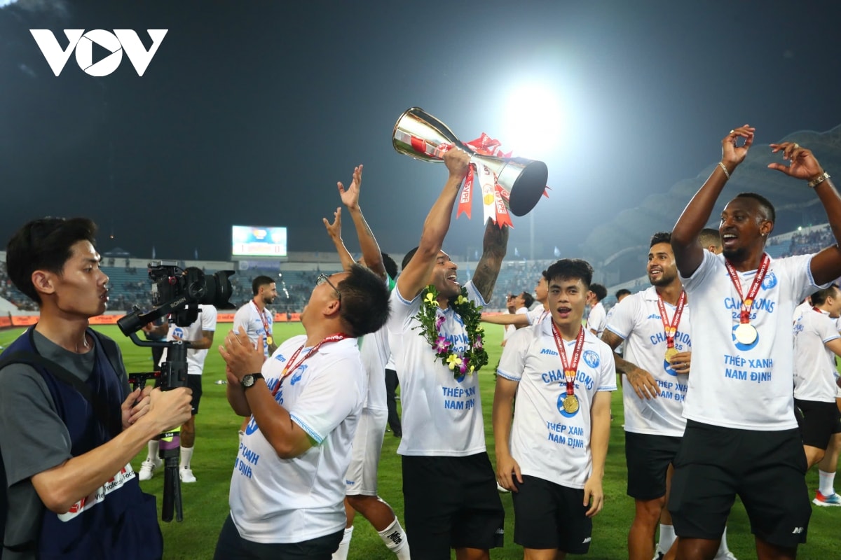 bung no cam xuc khoanh khac clb nam Dinh nang cup vo dich v-league 2024 2025 hinh anh 10