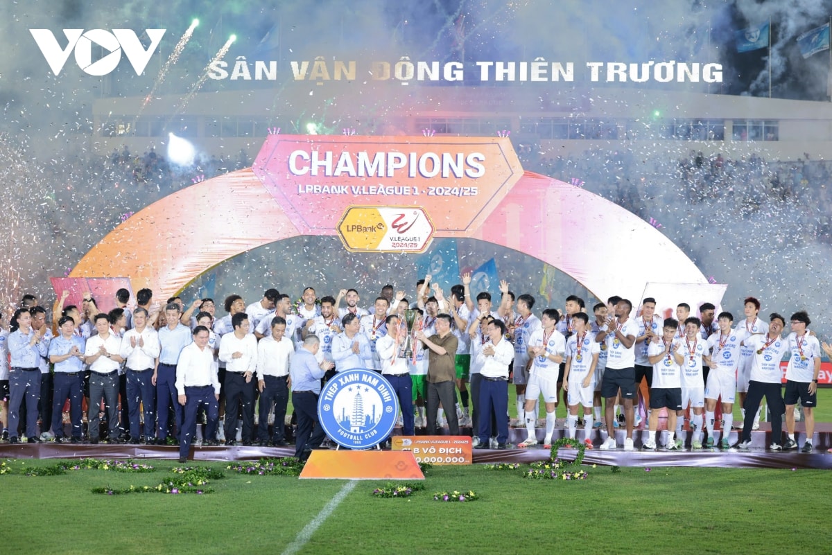 bung no cam xuc khoanh khac clb nam Dinh nang cup vo dich v-league 2024 2025 hinh anh 4