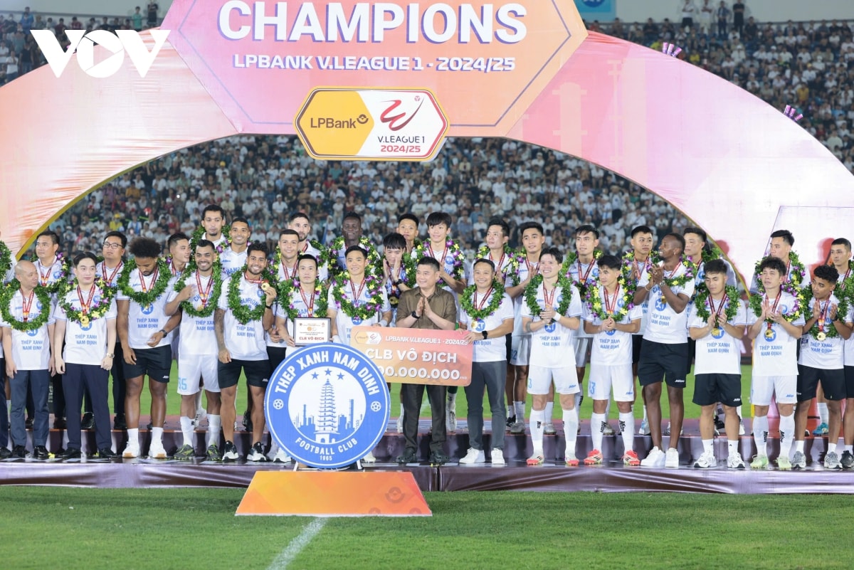 bung no cam xuc khoanh khac clb nam Dinh nang cup vo dich v-league 2024 2025 hinh anh 8