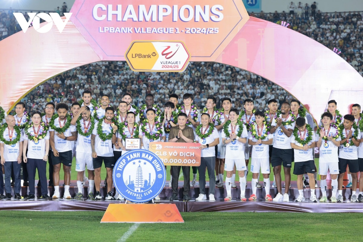 bung no cam xuc khoanh khac clb nam Dinh nang cup vo dich v-league 2024 2025 hinh anh 9