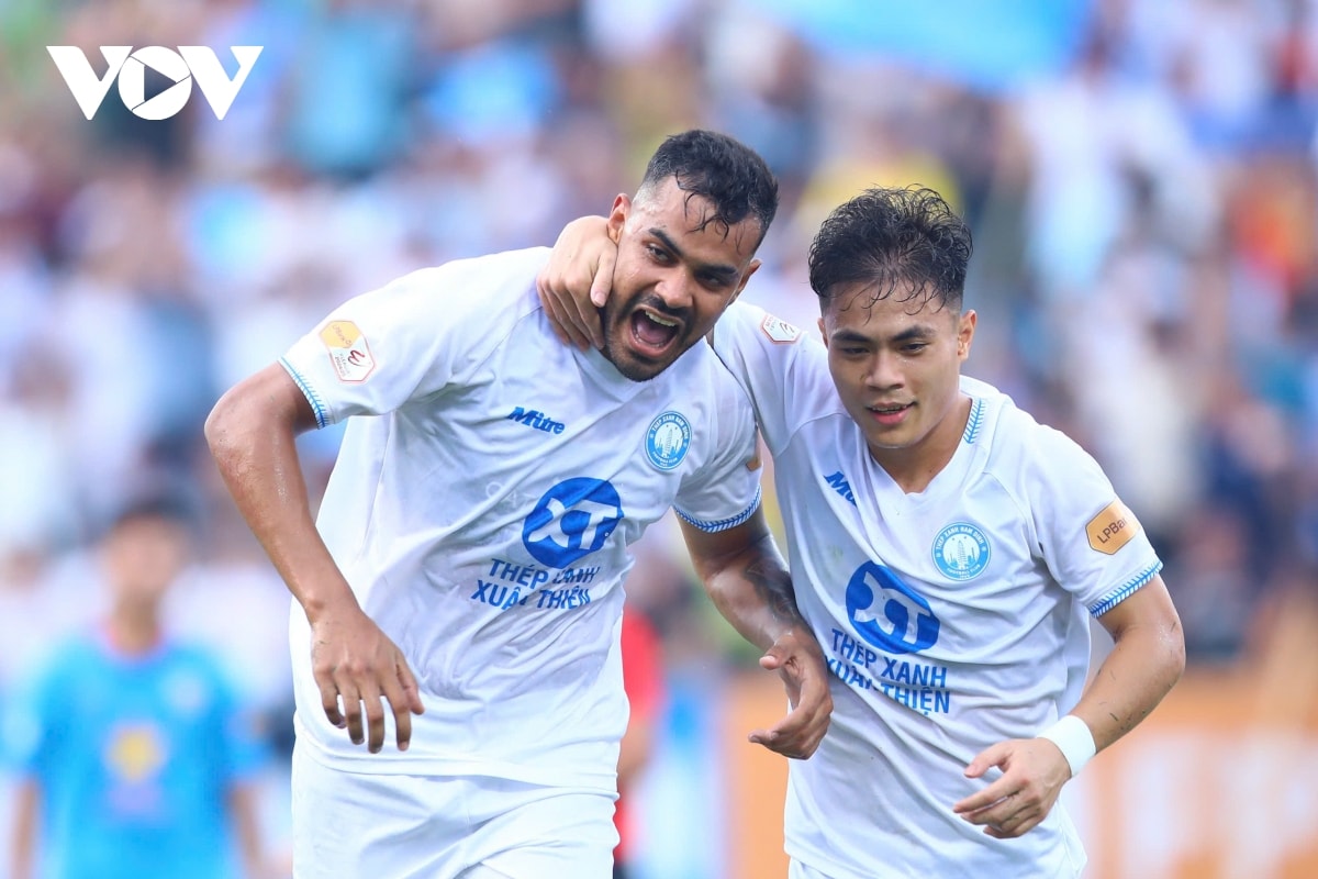 bung no cam xuc khoanh khac clb nam Dinh nang cup vo dich v-league 2024 2025 hinh anh 1