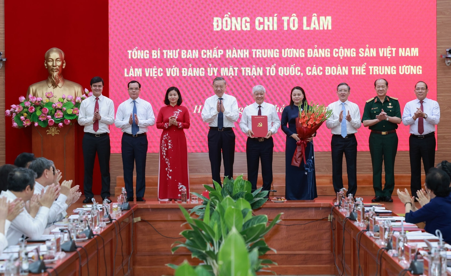 Tổng Bí thư Tô Lâm trao quyết định cho Thường trực Uỷ ban Trung ương MTTQ Việt Nam và Trưởng các tổ chức chính trị - xã hội. (Ảnh: Nguyễn Hải)