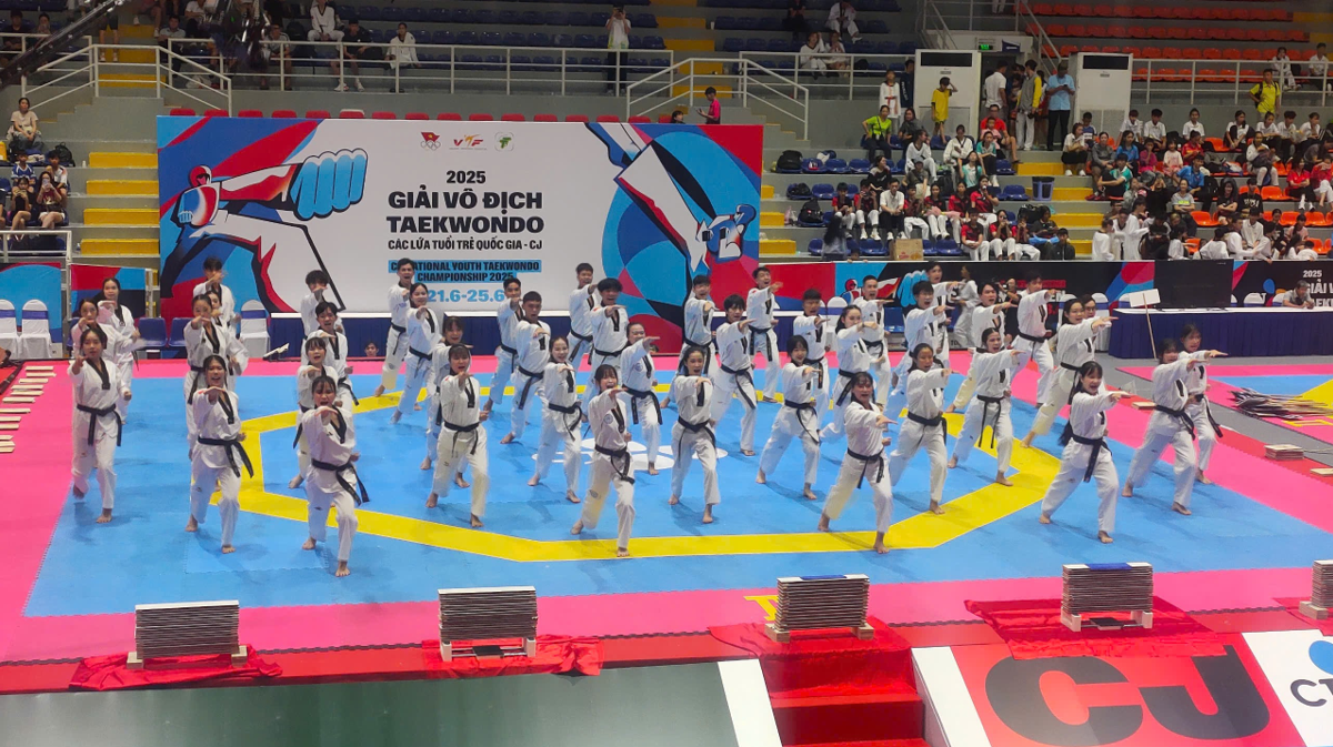 Các võ sĩ Taekwondo Việt Nam biểu diễn tại Lễ khai mạc hai giải đấu.