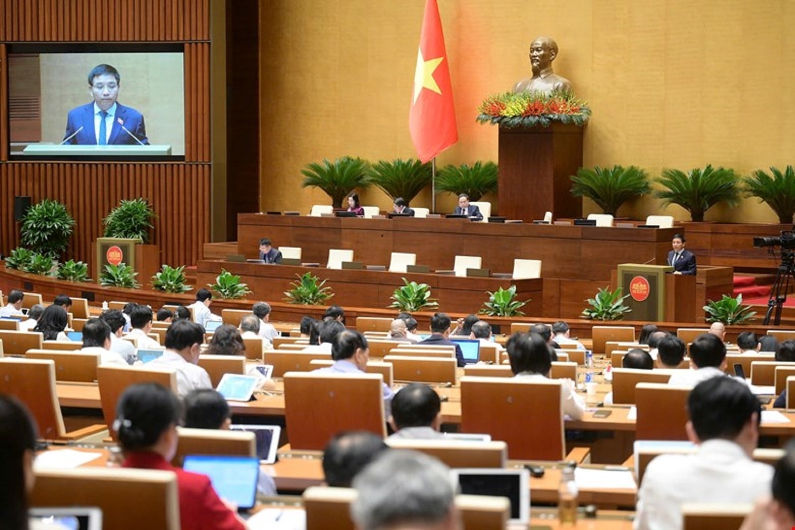 Các đại biểu bấm nút thông qua luật. (Ảnh: Media Quốc hội)