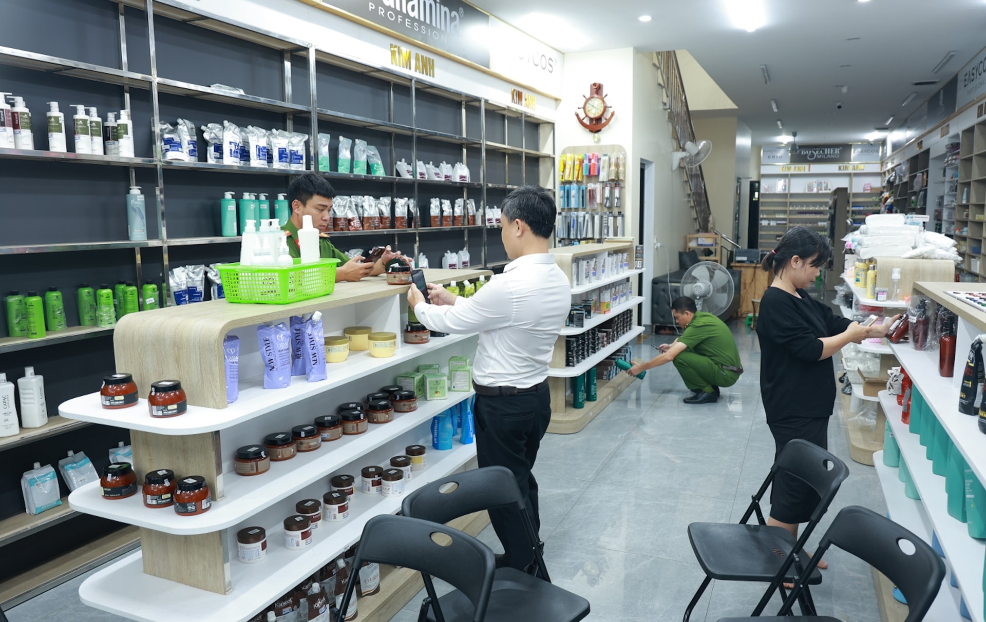 Lực lượng chức năng kiểm tra tại cơ sở kinh doanh do Trần Đình Vương làm chủ. (Ảnh: Công an Quảng Trị)