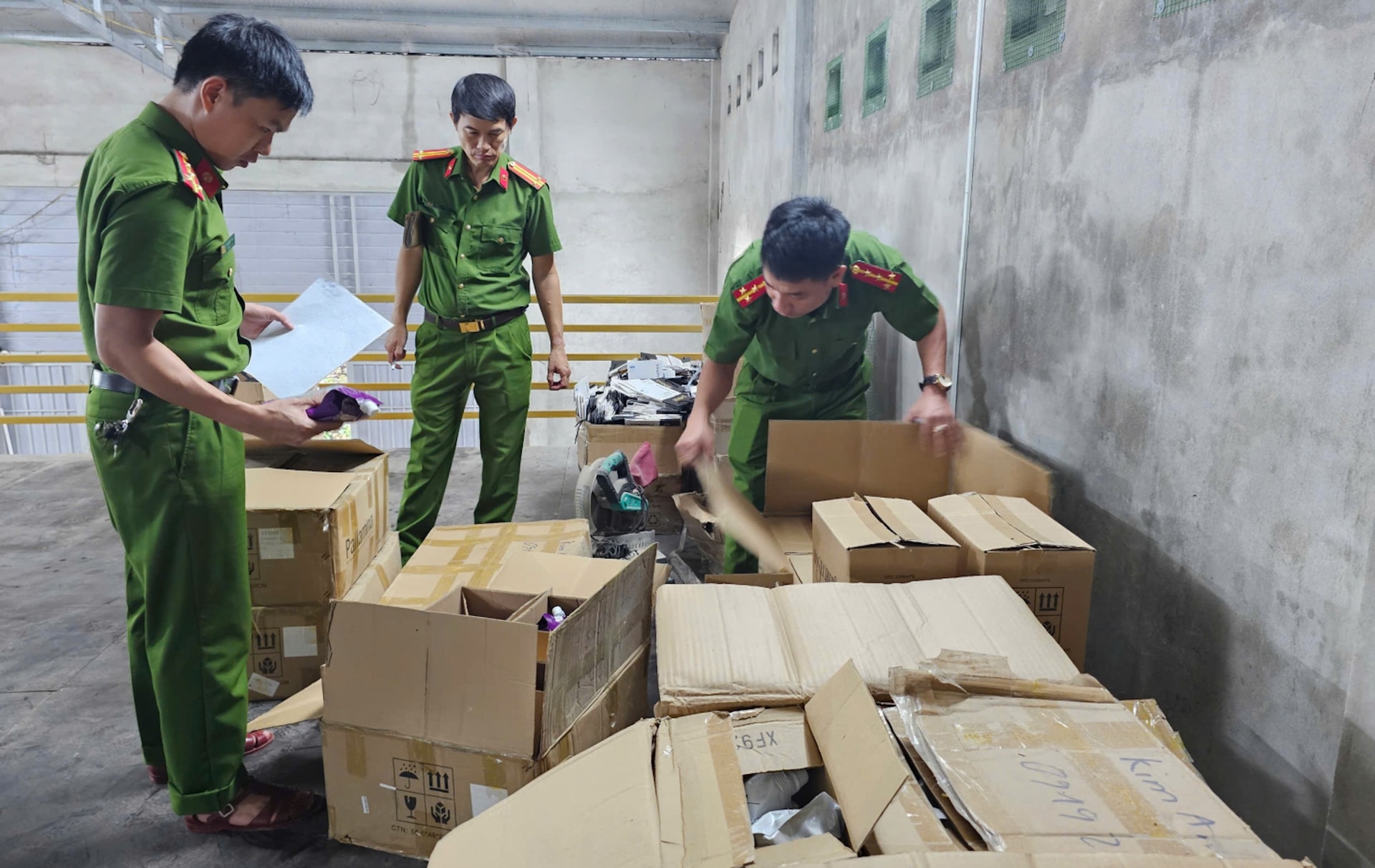 Lực lượng Công an phát hiện, thu giữ 2,5 tấn mỹ phẩm không rõ nguồn gốc tại kho hàng của Trần Đình Vương. (Ảnh: Công an Quảng Trị)