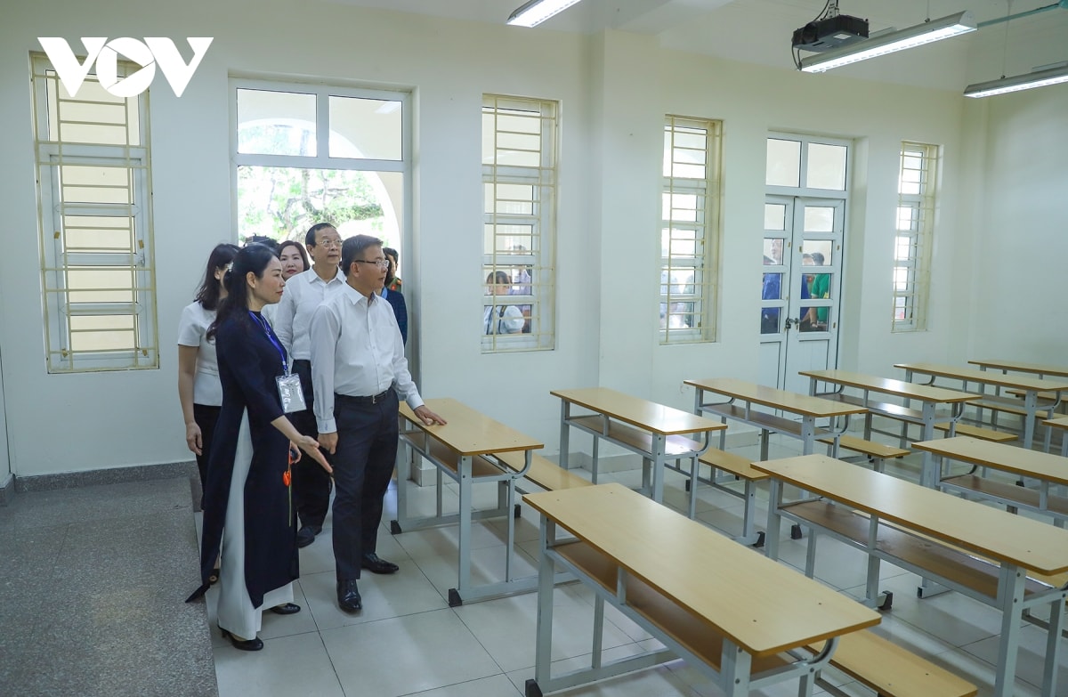 phó thủ tướng lê thành long kiểm tra công tác tổ chức thi tốt nghiệp thpt tại quảng ninh hình ảnh 1 pho thu tuong le thanh long kiem tra cong tac to chuc thi tot nghiep thpt tai quang ninh hinh anh 1