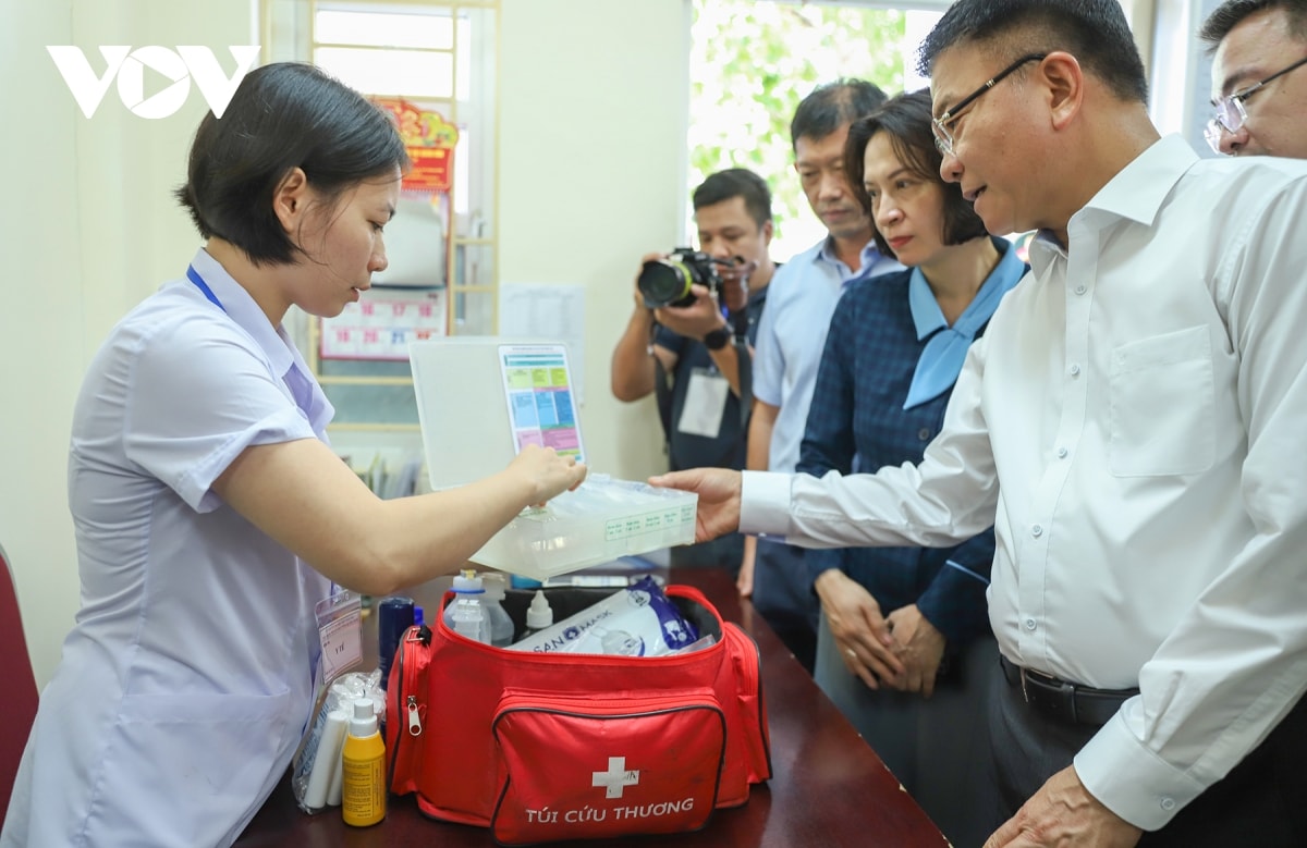 phó thủ tướng lê thành long kiểm tra công tác tổ chức thi tốt nghiệp thpt tại quảng ninh hình ảnh 2 pho thu tuong le thanh long kiem tra cong tac to chuc thi tot nghiep thpt tai quang ninh hinh anh 2