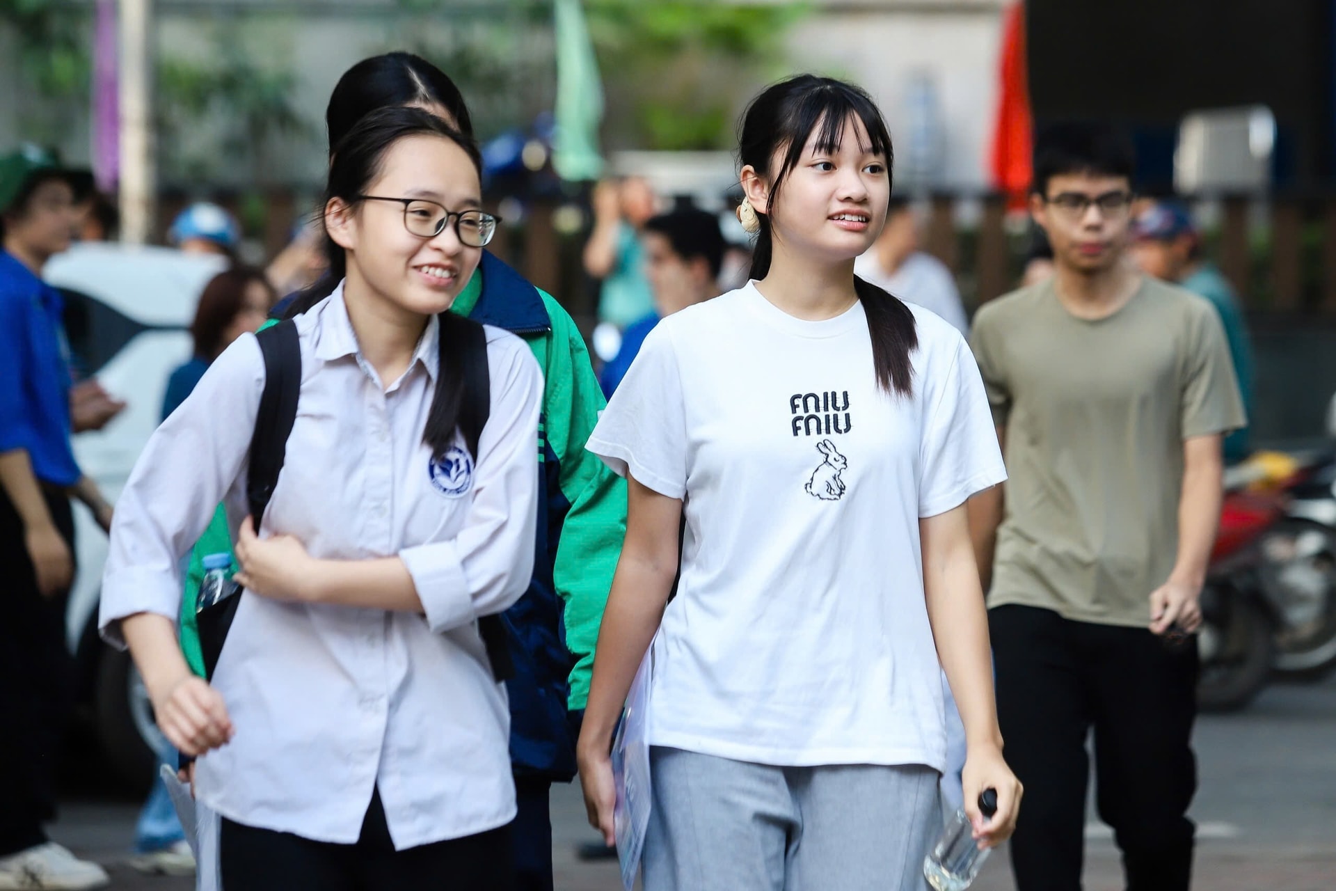 Trực tiếp: Hơn 1,1 triệu sĩ tử bước vào môn đầu tiên tốt nghiệp THPT 2025 - 4