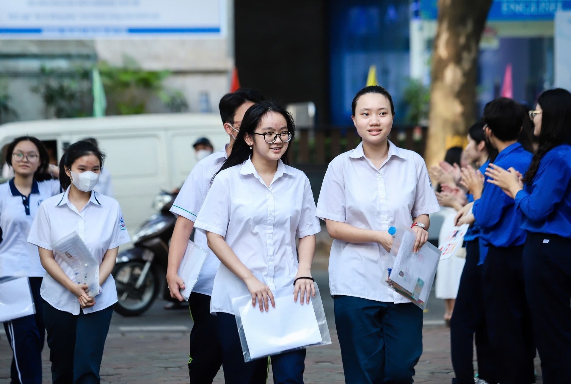 Các thí sinh có mặt ở điểm thi từ rất sớm.