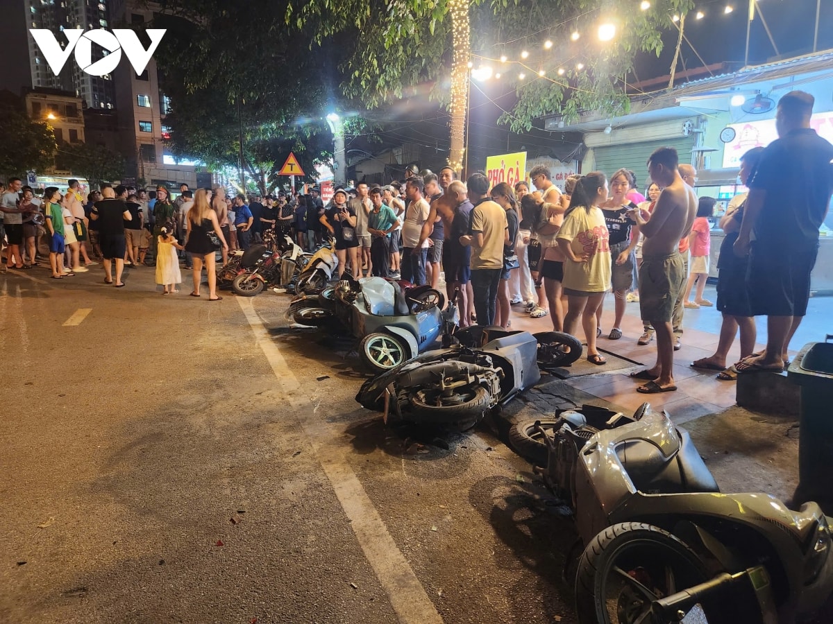 Ô tô mất lái húc văng người đi đường, đâm hàng loạt xe máy ở bắc ninh hình ảnh 5 O to mat lai huc vang nguoi di duong, dam hang loat xe may o bac ninh hinh anh 5