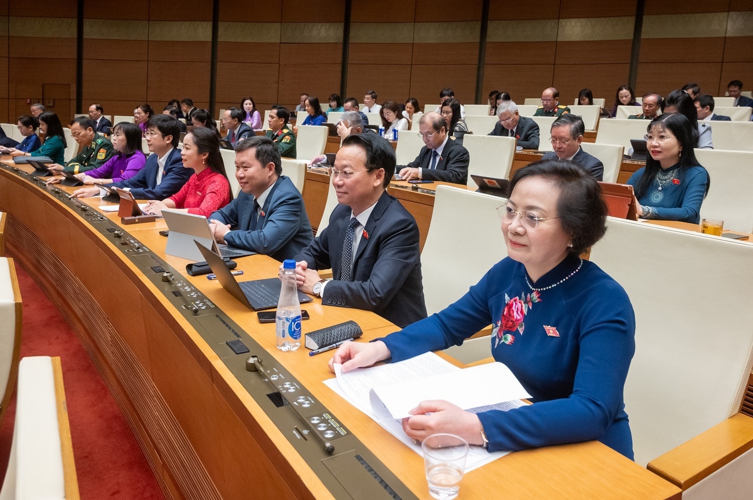 Các đại biểu nhấn nút thông qua Luật sáng 27/6. (Ảnh: Media Quốc hội).