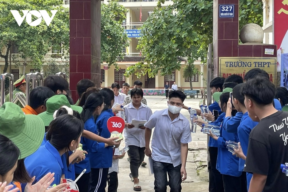 thí sinh 2k7 đã hoàn thành kỳ thi tốt nghiệp thpt 2025 hình ảnh 2 thi sinh 2k7 da hoan thanh ky thi tot nghiep thpt 2025 hinh anh 2