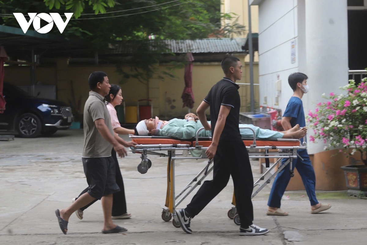 nam sinh hà nội đến điểm thi bằng cáng sau tai nạn giao thông hình ảnh 1 nam sinh ha noi den diem thi bang cang sau tai nan giao thong hinh anh 1