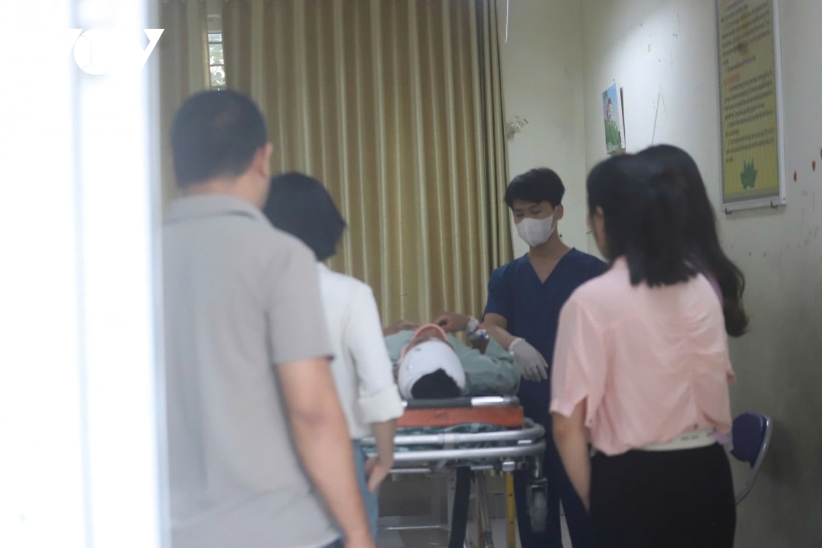 nam sinh hà nội đến điểm thi bằng cáng sau tai nạn giao thông hình ảnh 2 nam sinh ha noi den diem thi bang cang sau tai nan giao thong hinh anh 2