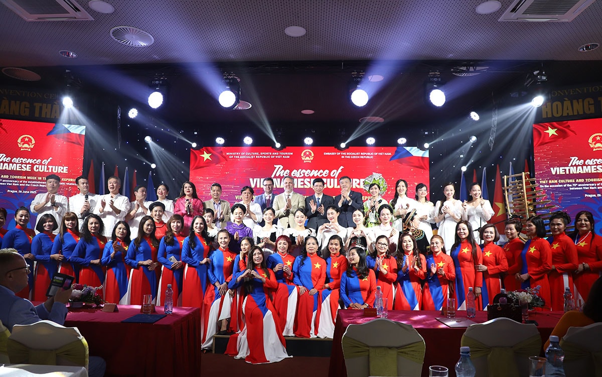 Đặc sắc chương trình nghệ thuật kỷ niệm 75 năm thiết lập quan hệ ngoại giao Việt Nam - Cộng hòa Séc - ảnh 2