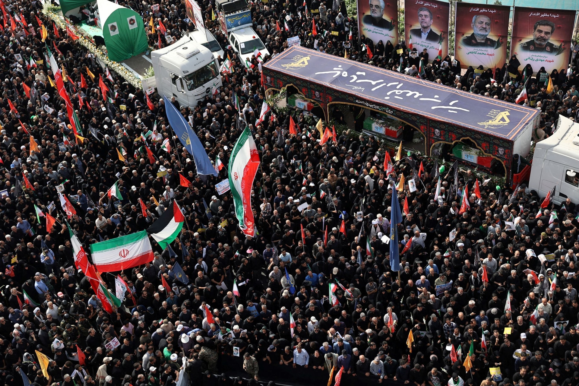 Đây là đám tang công khai và quy mô nhất kể từ khi xảy ra cuộc xung đột. Trước đây, Iran thường kín tiếng về thông tin thiệt hại nhân sự cấp cao. (Ảnh: Reuters)