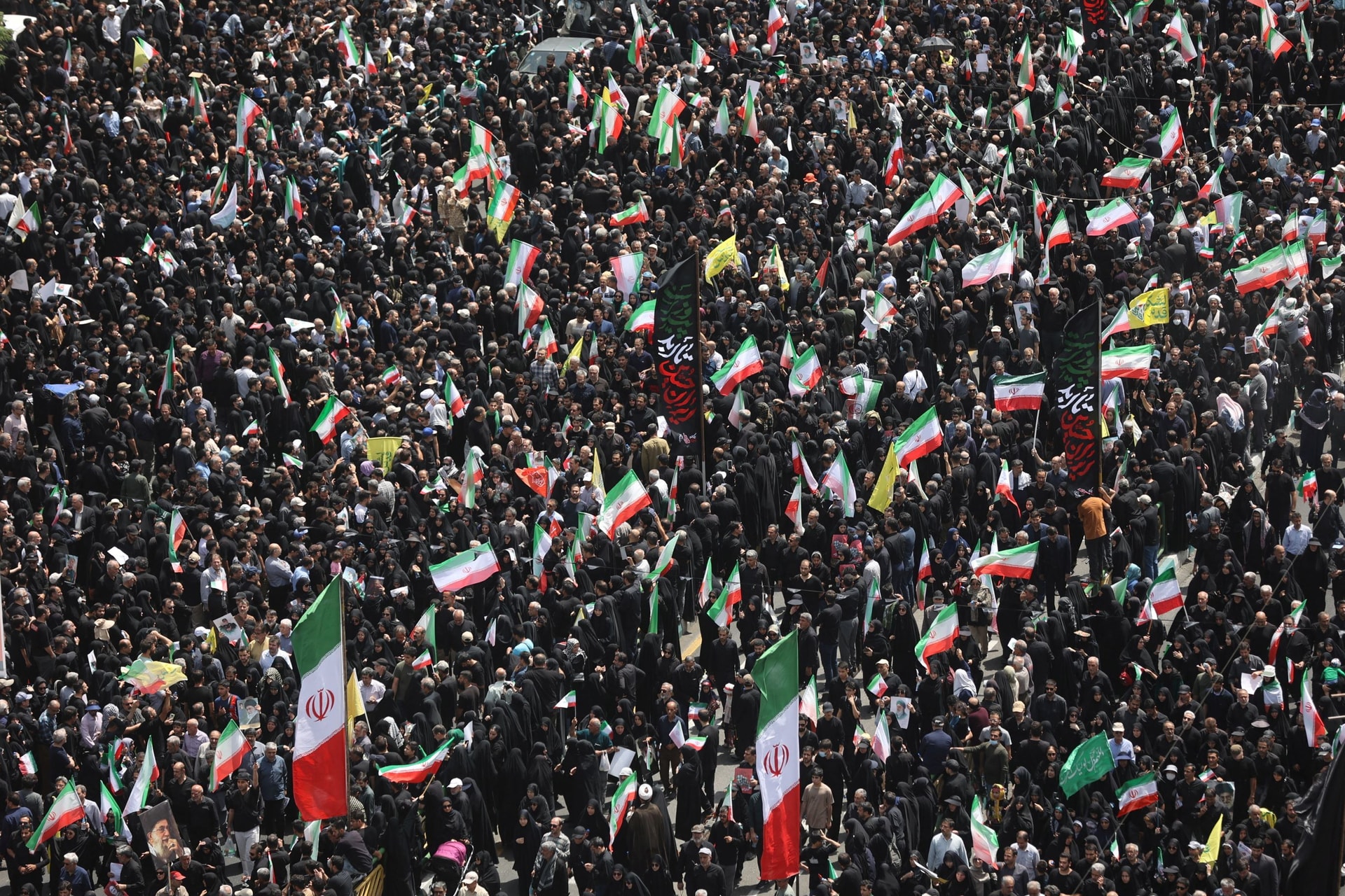 Hàng nghìn người dân Iran tại quảng trường Enghelab. (Ảnh: Reuters)