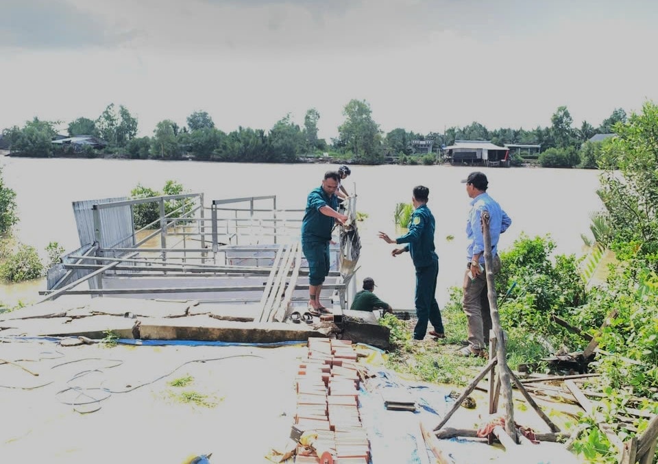 cà mau sạt lở nuốt chửng nhiều nhà dân, thiệt hại hơn 2 tỷ đồng hình ảnh 2 ca mau sat lo nuot chung nhieu nha dan, thiet hai hon 2 ty dong hinh anh 2