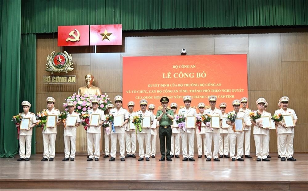 bộ trưởng bộ công an trao quyết định cho 34 giám đốc công an các tỉnh thành hình ảnh 1 bo truong bo cong an trao quyet dinh cho 34 giam doc cong an cac tinh thanh hinh anh 1