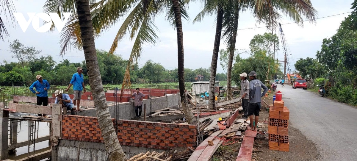 tiền giang tiếp tục xảy ra sạt lở, 2 căn nhà dân bị sụp xuống sông hình ảnh 1 tien giang tiep tuc xay ra sat lo, 2 can nha dan bi sup xuong song hinh anh 1
