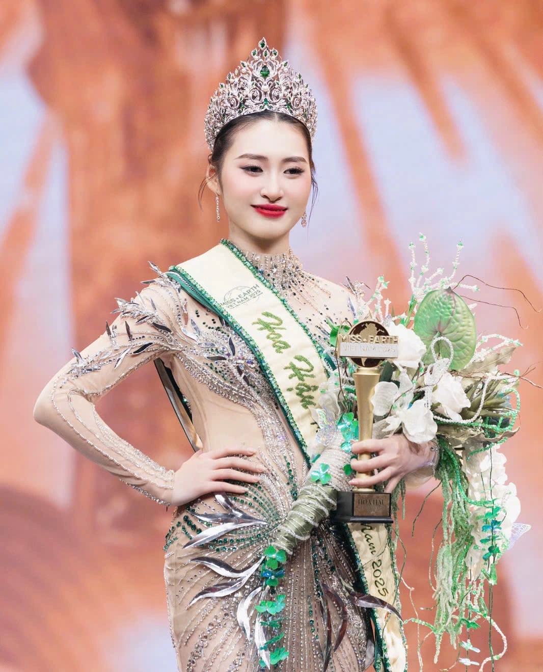 Ngô Thị Trâm Anh - người đẹp đến từ Hải Dương giành được ngôi vị cao nhất chung kết Hoa hậu Trái đất Việt Nam 2025, diễn ra tối 28/6.
