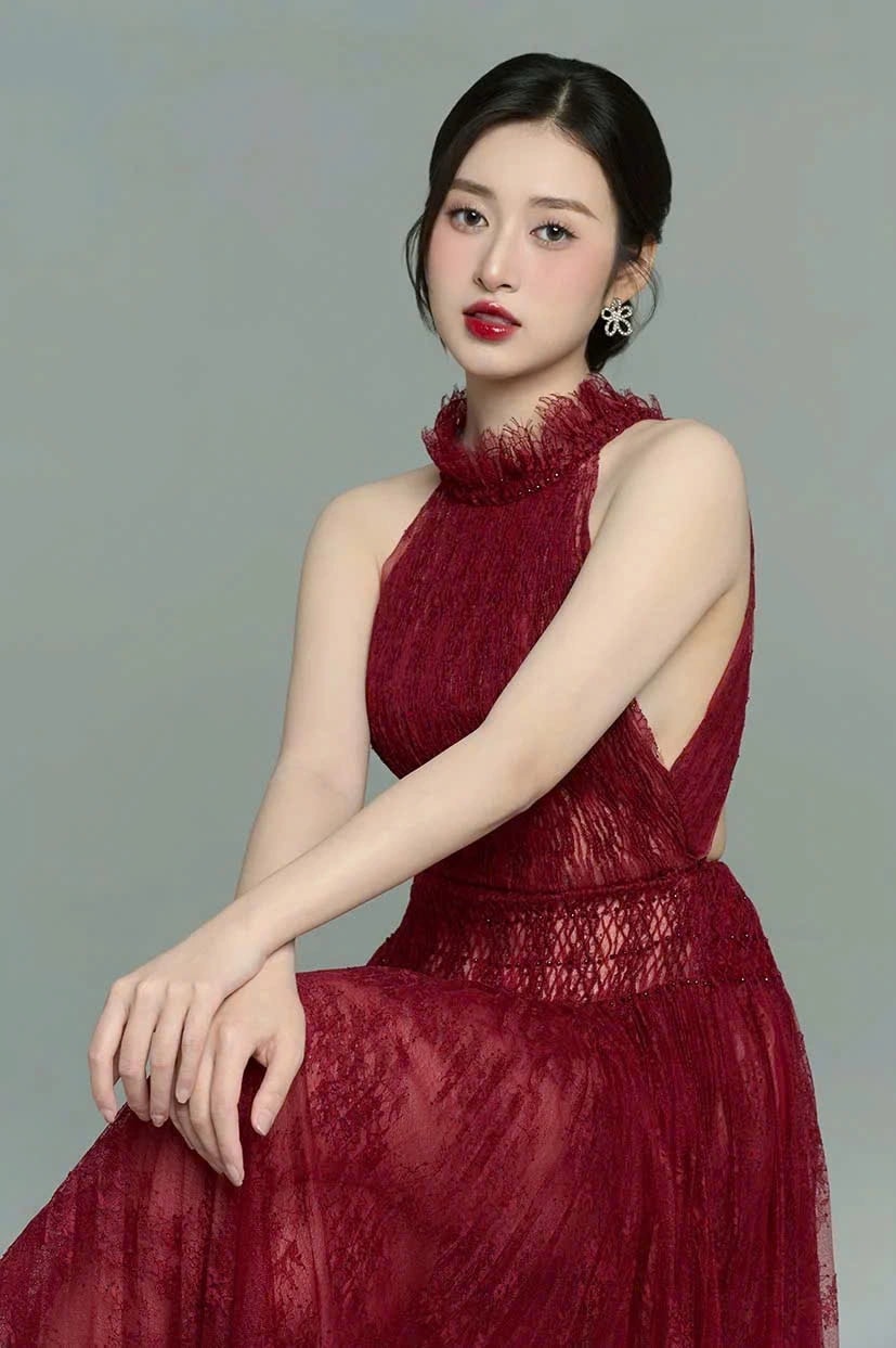 Dù phần thi ứng xử của Trâm Anh chưa trọn vẹn vì hết giờ, cô vẫn giành được danh hiệu cao nhất - Hoa hậu Trái đất Việt Nam 2025.