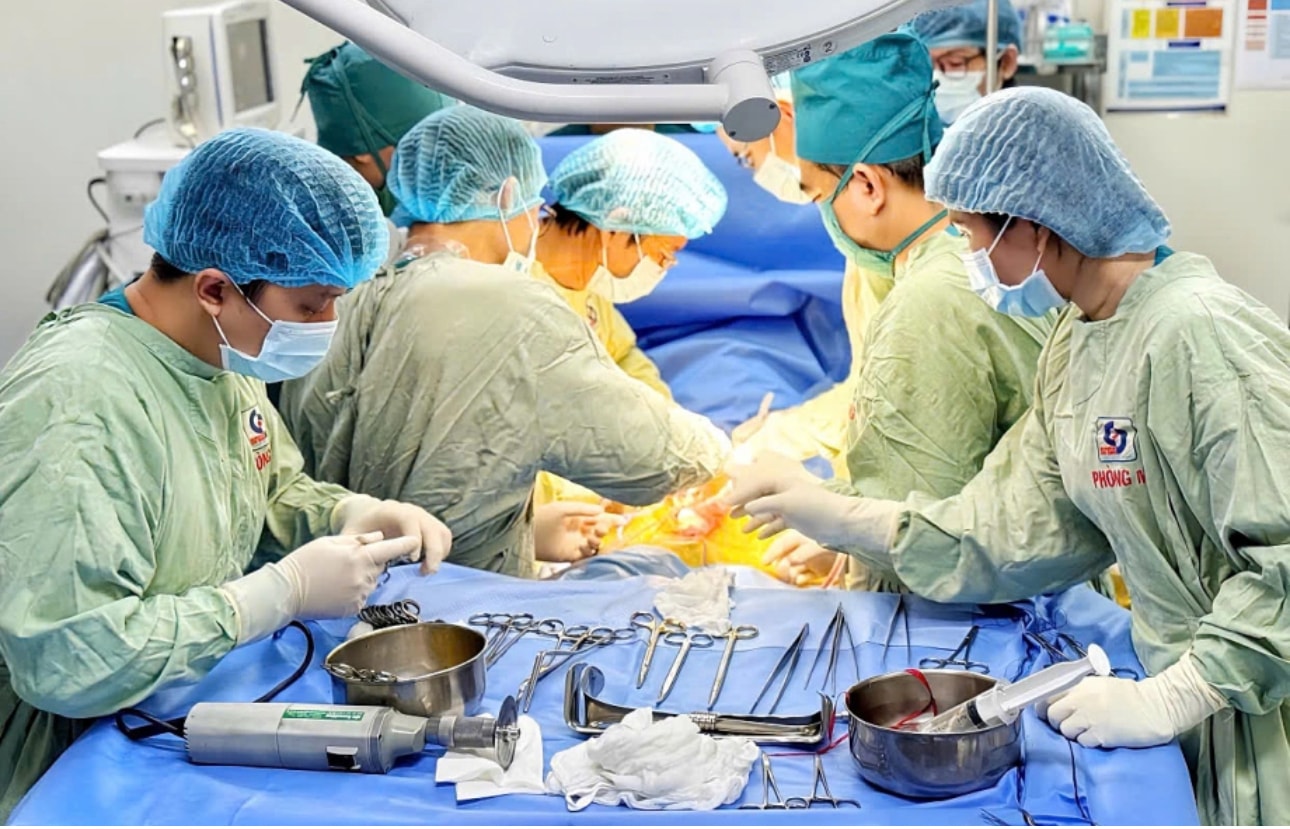 Các bác sĩ phẫu thuật tại Bệnh viện Nhân dân Gia Định. (Ảnh: Bệnh viện cung cấp)