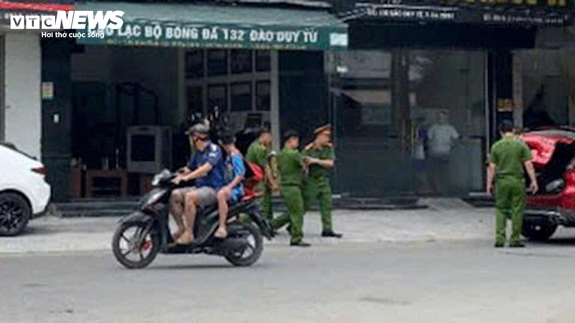 Công an thực hiện khám xét và thu giữ nhiều tài liệu, két sắt trong ngôi nhà của Vi 